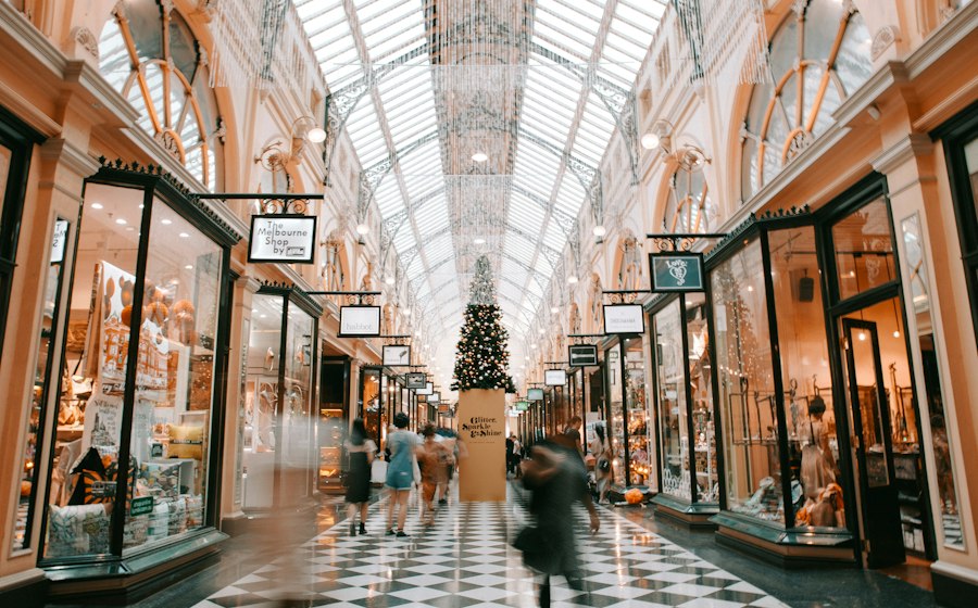 SR Shopping Mall — shopping mall arcade interior